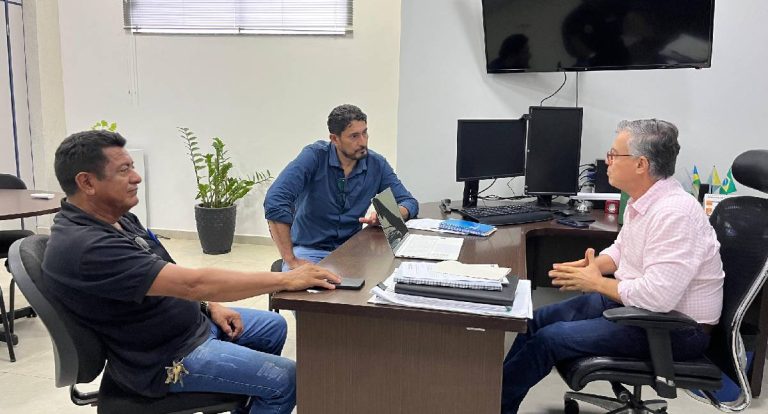 Vereador Márcio Pacele busca informações sobre a regularização do Jardim Santana 1 e 2 em reunião na Semdec