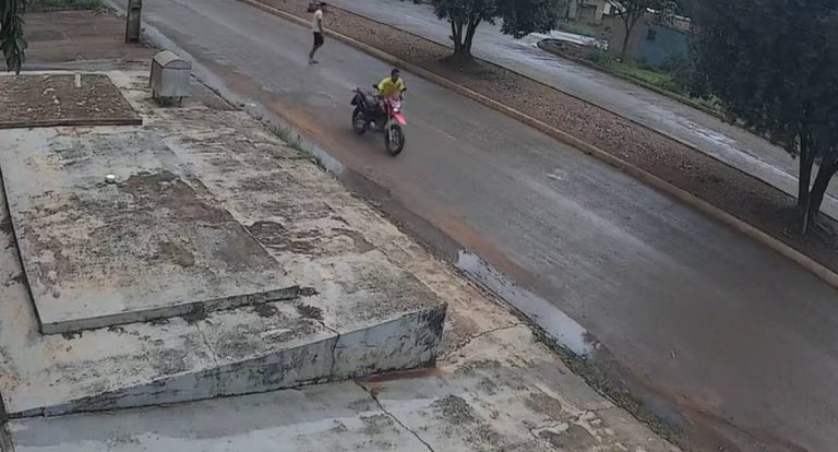 Vídeo registra furto de motocicleta Honda Bros na Rua Olavo Pires