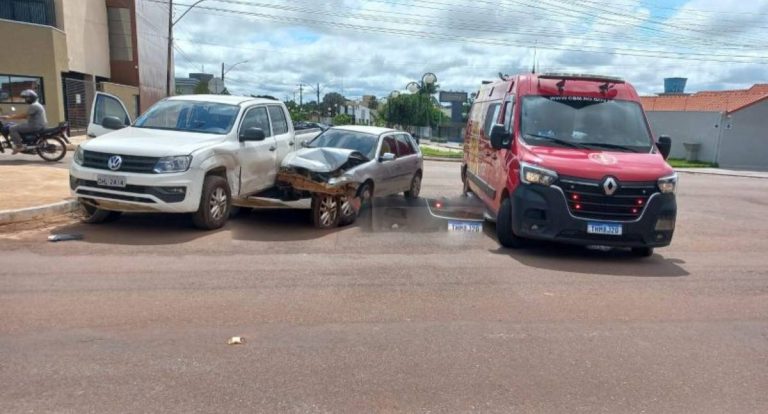 Colisão entre carro e caminhonete mobiliza socorro em Rolim de Moura