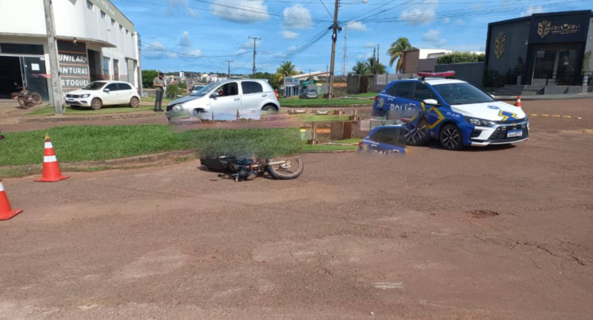 Colisão entre carro e moto deixa motociclista ferida em RO