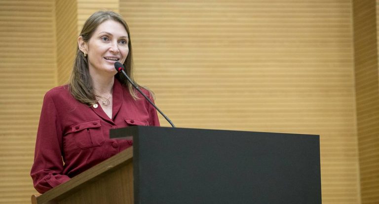 Deputada Lebrinha empenha R$ 81,1 mil para notebooks em Seringueiras