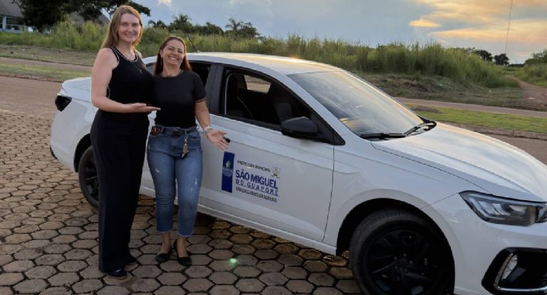 Gislaine Lebrinha entrega veículo para UBS de Santana