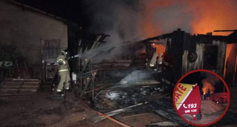 Incêndio atinge estrutura de madeira no bairro Olímpico em Rolim de Moura