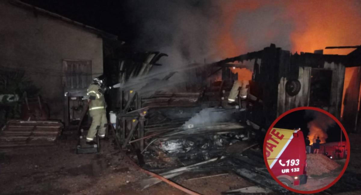Incêndio atinge estrutura de madeira no bairro Olímpico em Rolim de Moura