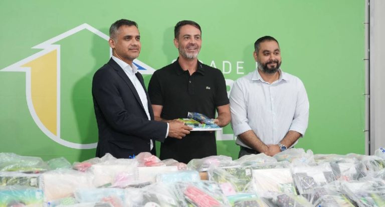 Kits escolares: prefeitura atende alunos do Baixo Madeira