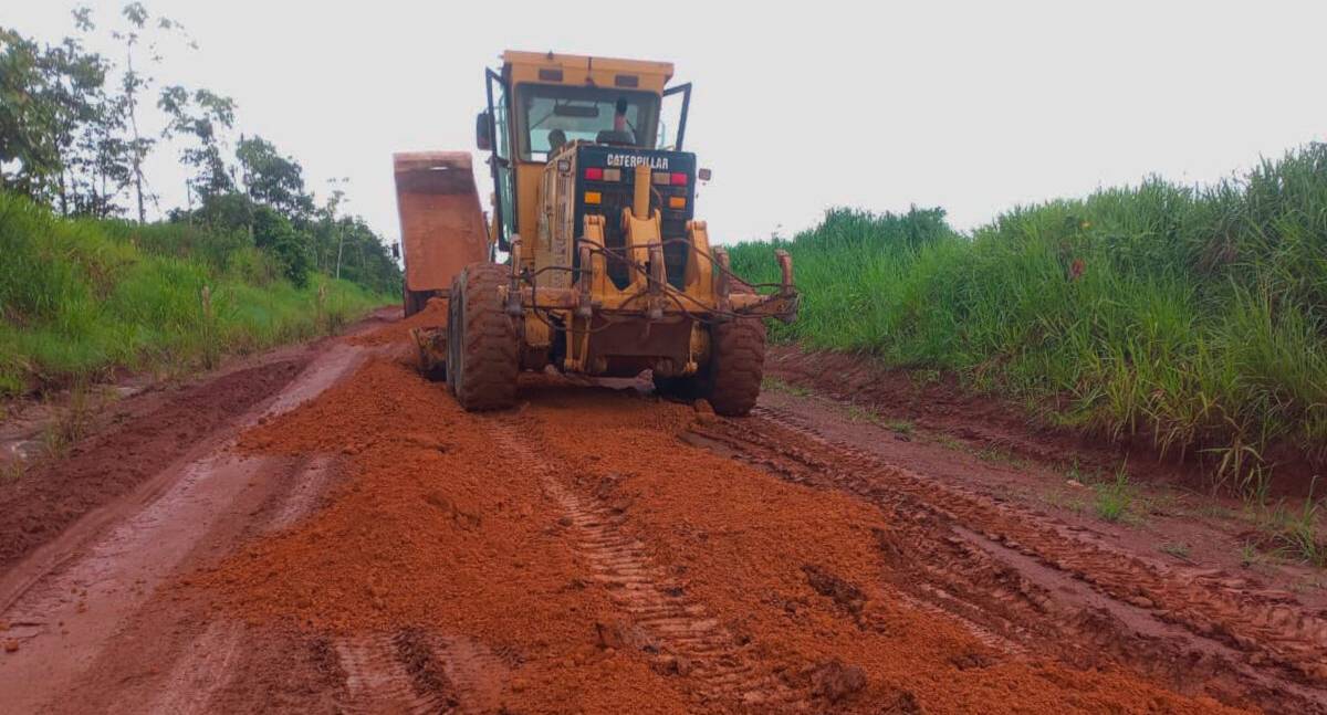Manutenção na RO-490 melhora trafegabilidade sentido ao distrito de Flor da Serra, em Alto Alegre dos Parecis