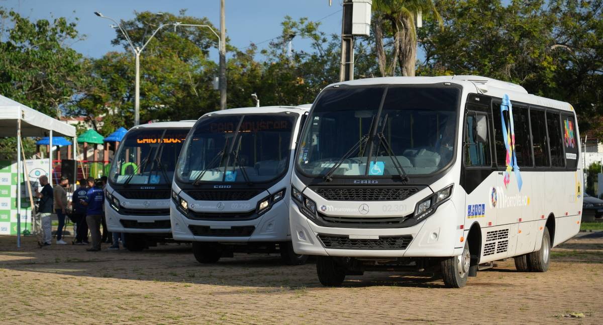 Prefeitura entrega micro-ônibus inclusivos para PCD e TEA
