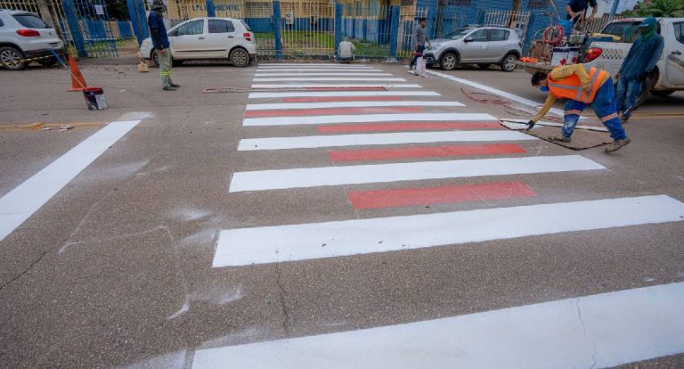 Prefeitura inicia cronograma de faixas de pedestres lúdicas em frente a escolas municipais