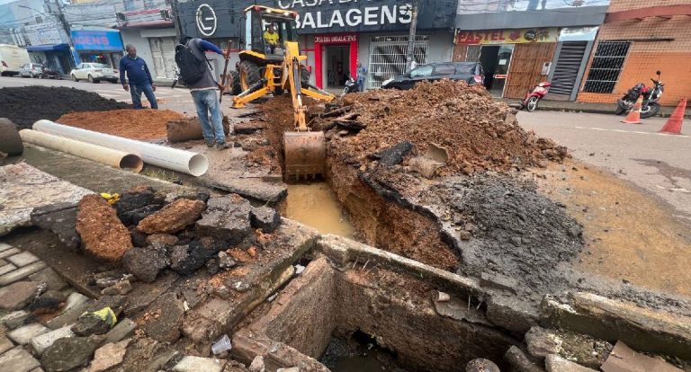 Prefeitura realiza troca de manilhas e reforça drenagem na Sete de Setembro para evitar alagamentos