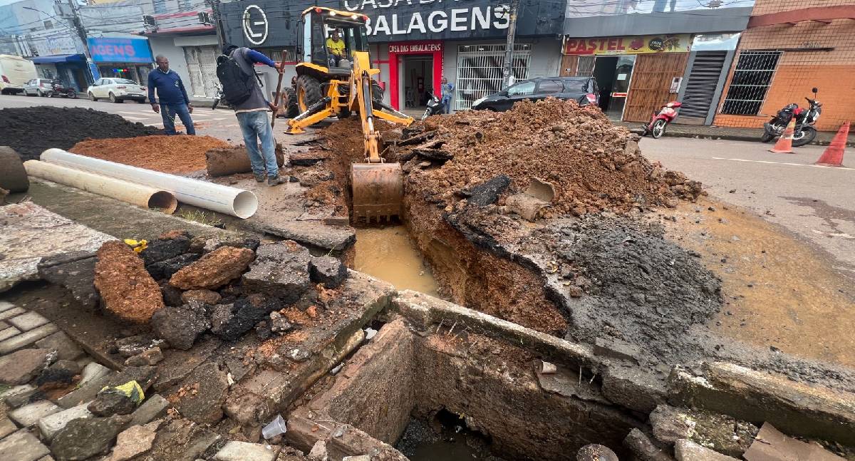 Prefeitura realiza troca de manilhas e reforça drenagem na Sete de Setembro para evitar alagamentos