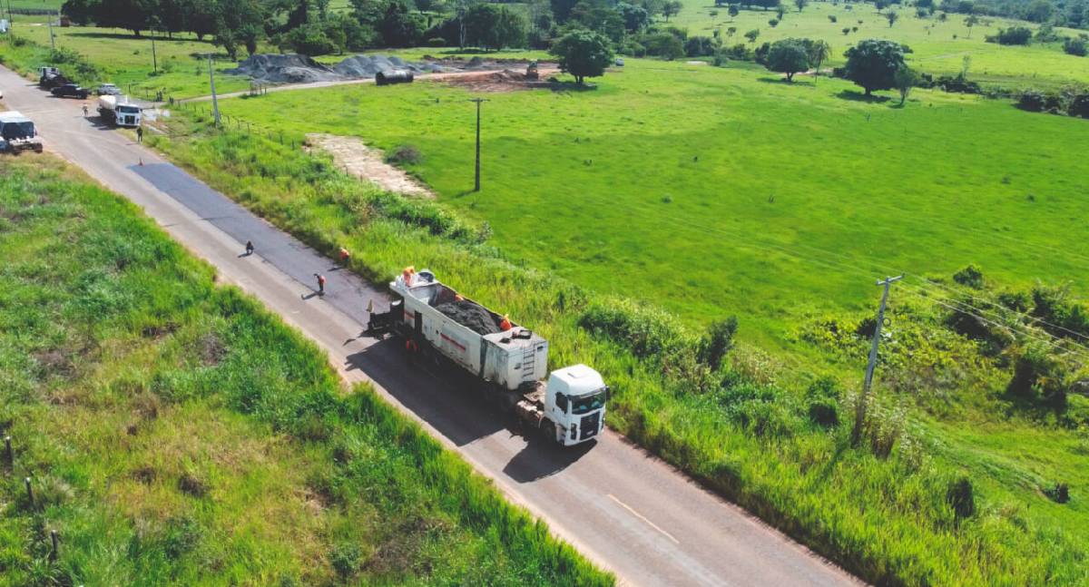 RO-135 recebe microrevestimento e melhora trafegabilidade em Alta Floresta d’Oeste