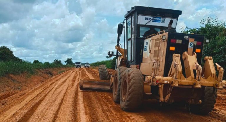 Serviço emergencial de manutenção é realizado pelo governo de RO na Rodovia-457, no Vale do Jamari