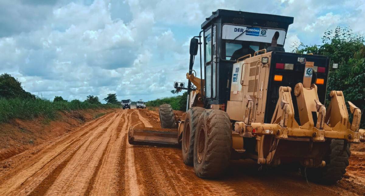 Serviço emergencial de manutenção é realizado pelo governo de RO na Rodovia-457, no Vale do Jamari