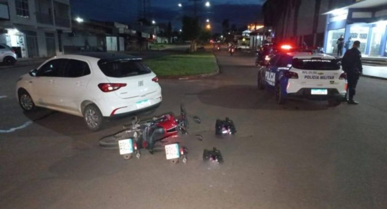 Terceiro acidente do dia envolve carro e moto no Centro de Rolim de Moura