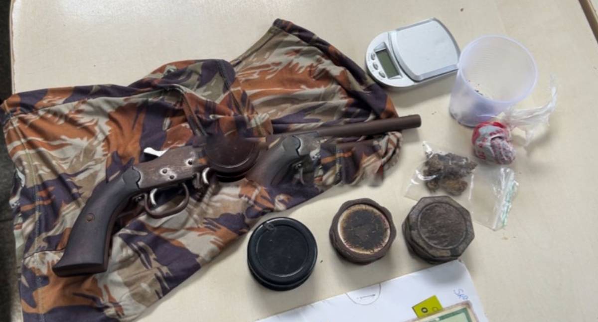Ação policial no bairro Val Paraíso termina com duas prisões e apreensão de arma