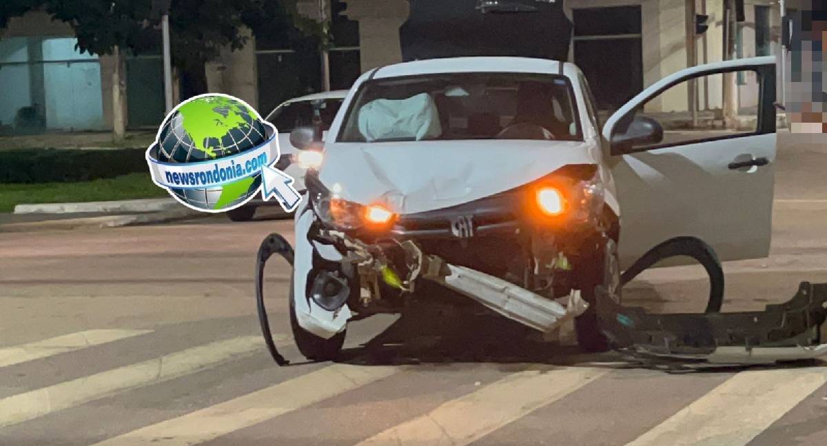 Acidente entre carros é registrado em cruzamento de Porto Velho
