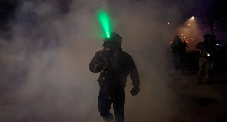 Agente do serviço de imigração baleia venezuelano em Minneapolis