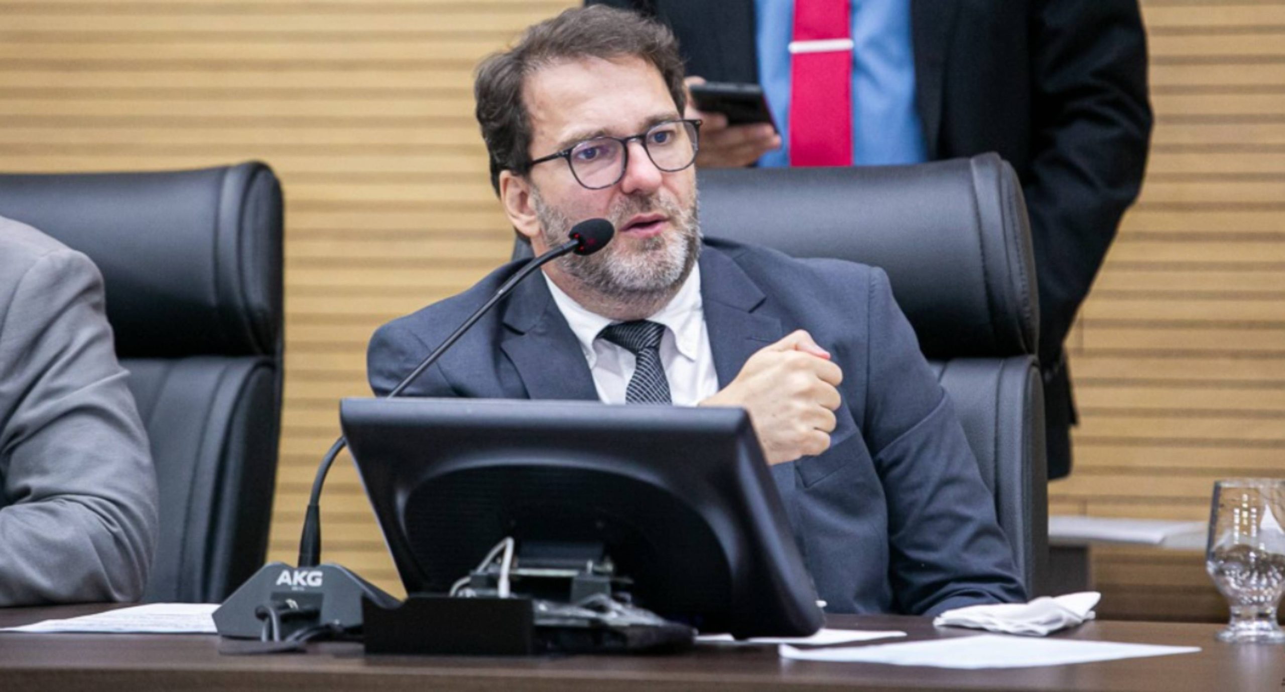 Alex Redano cobra substituição do telhado do Colégio Tiradentes em Ariquemes