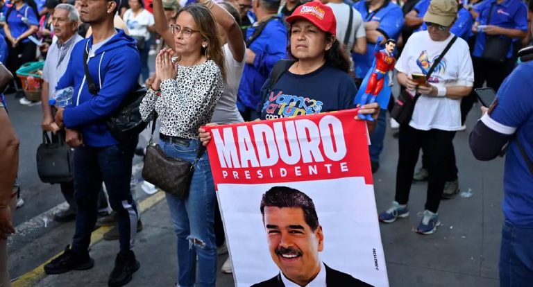 Apoiadores de Maduro protestam em Caracas por libertação
