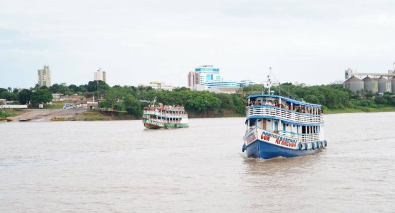 Barqueiros resgatam tradição de passeios pelo rio Madeira