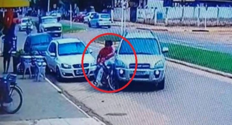 Bicicleta elétrica e carro colidem em avenida de Rondônia