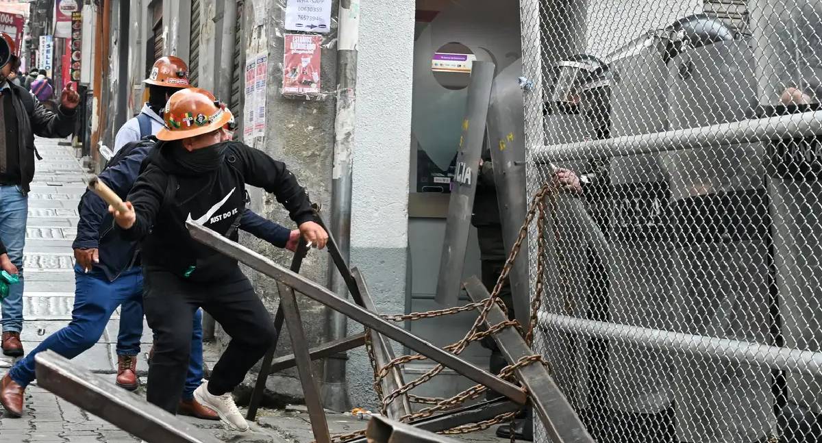 Bolívia: protestos desafiam governo após aumento de combustíveis