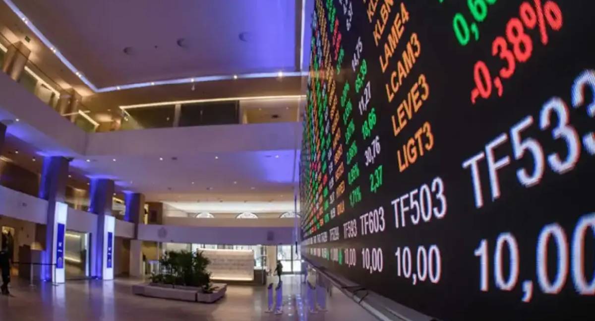 Bolsa de valores bate recorde e fecha acima de 165 mil pontos