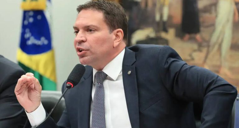 Brasil oficializa pedido de extradição de Ramagem aos EUA