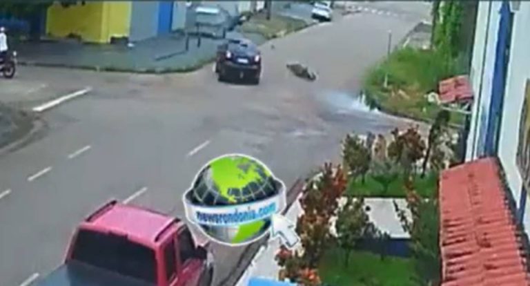 Câmera registra pai e filho feridos em grave acidente na Duque de Caxias