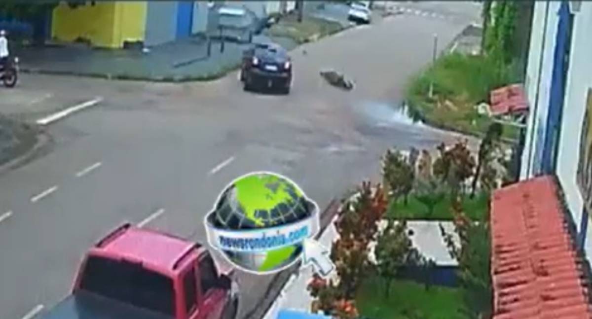 Câmera registra pai e filho feridos em grave acidente na Duque de Caxias