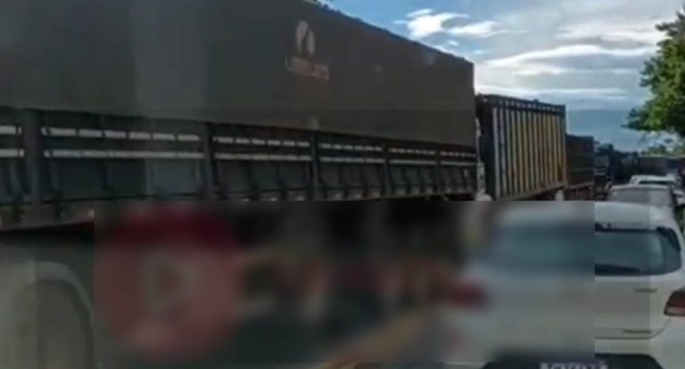 Caminhão com madeira tomba e gera 10 km de congestionamento na BR-364
