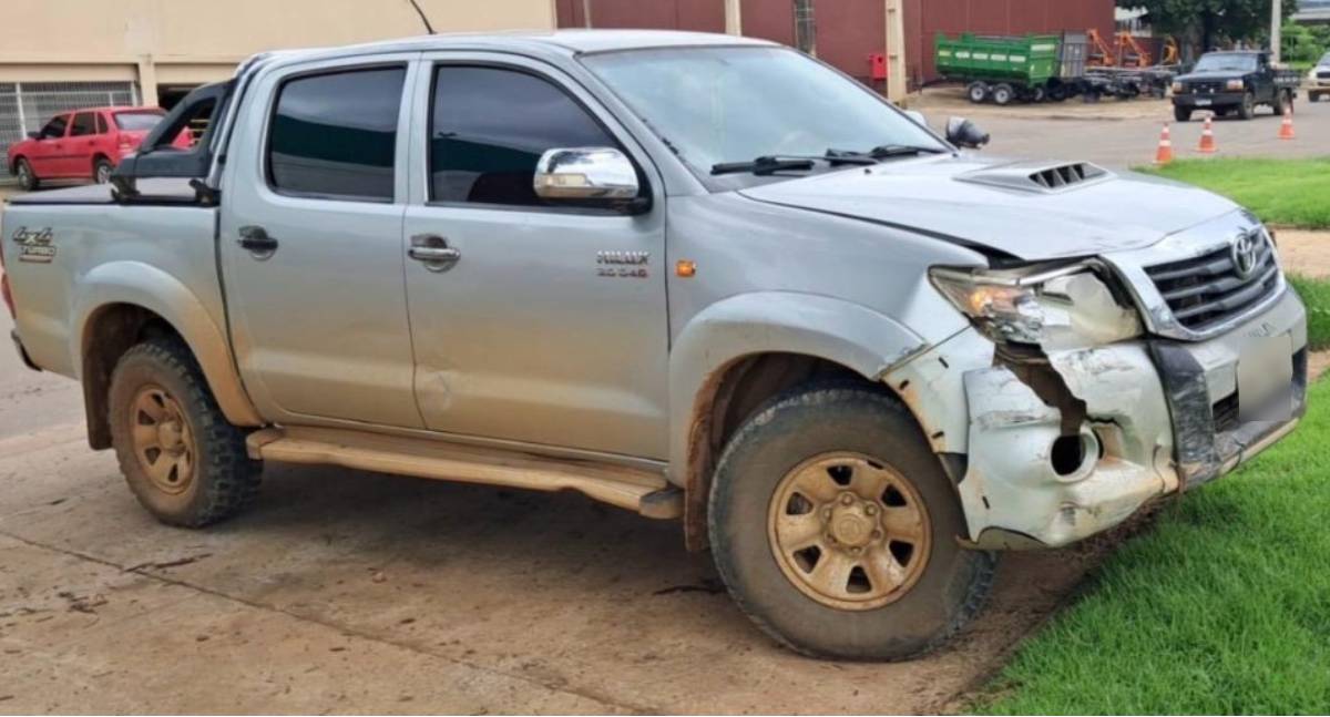 Caminhonetes colidem em cruzamento da avenida JK com a BR-364