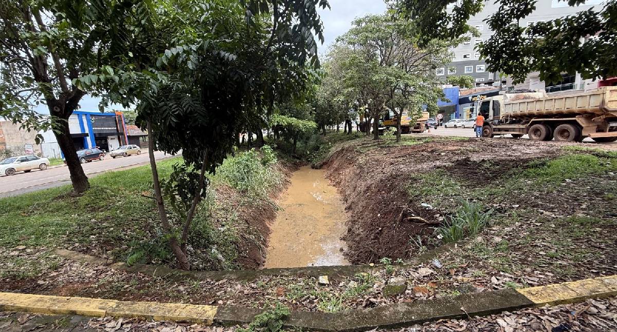 Canal da Jorge Teixeira: Prefeitura atua para evitar alagamentos