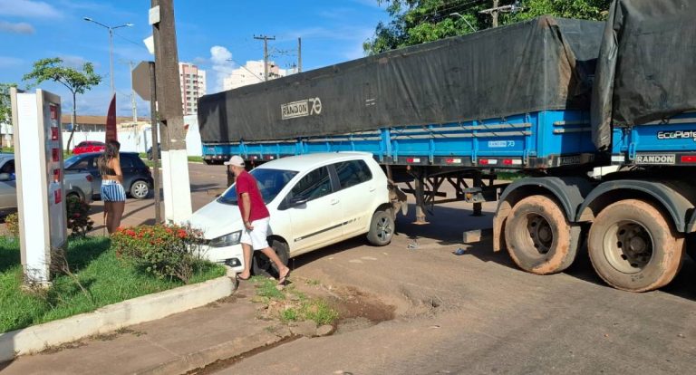 Carreta prensa carro de passeio em rotatória na zona leste
