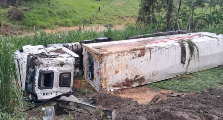 Carreta tomba na curva da noiva em trecho da BR-364