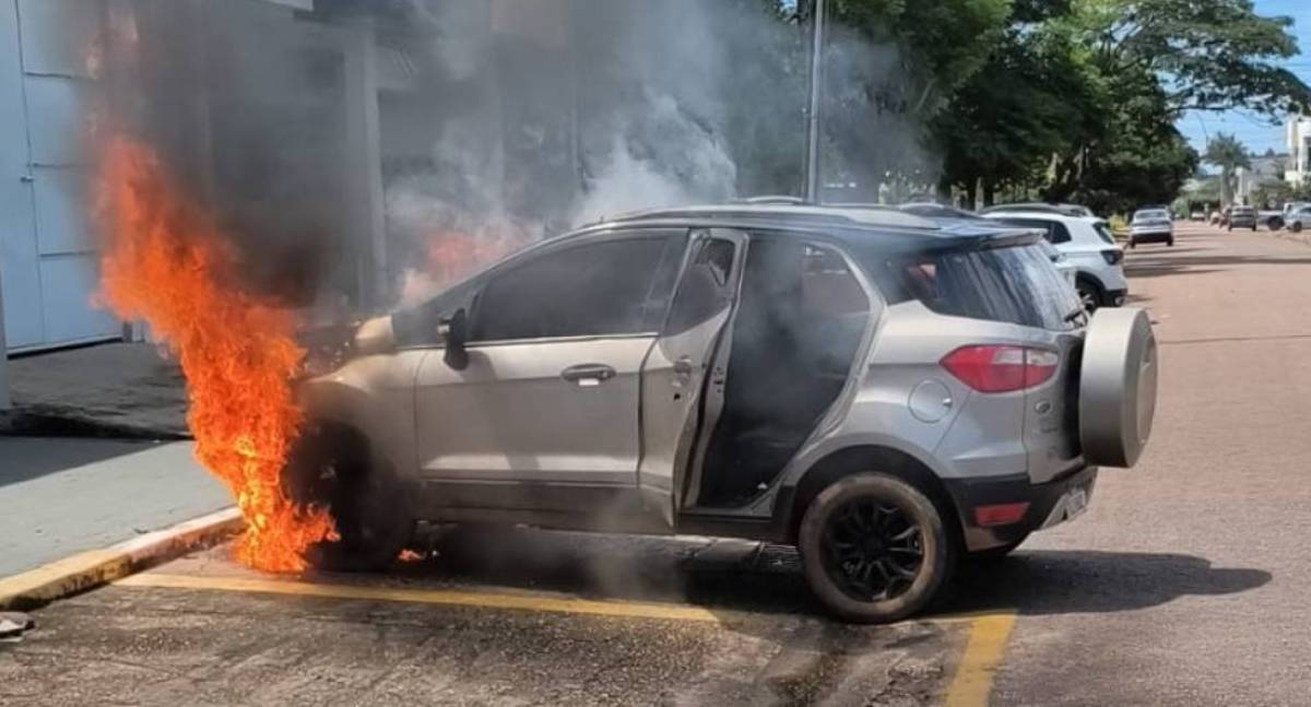 Carro com idosos e criança pega fogo no centro