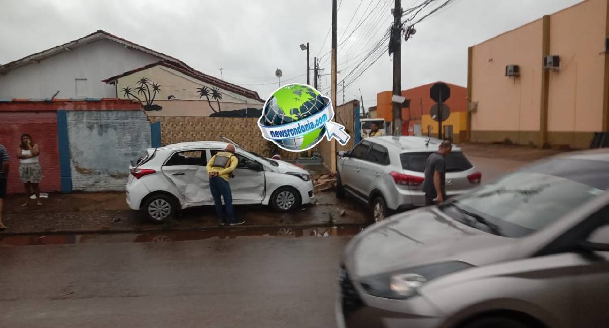 Carro de aplicativo capota após colisão em Porto Velho