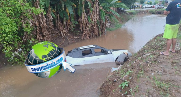 Carro é arrastado por enxurrada durante forte chuva em Porto Velho