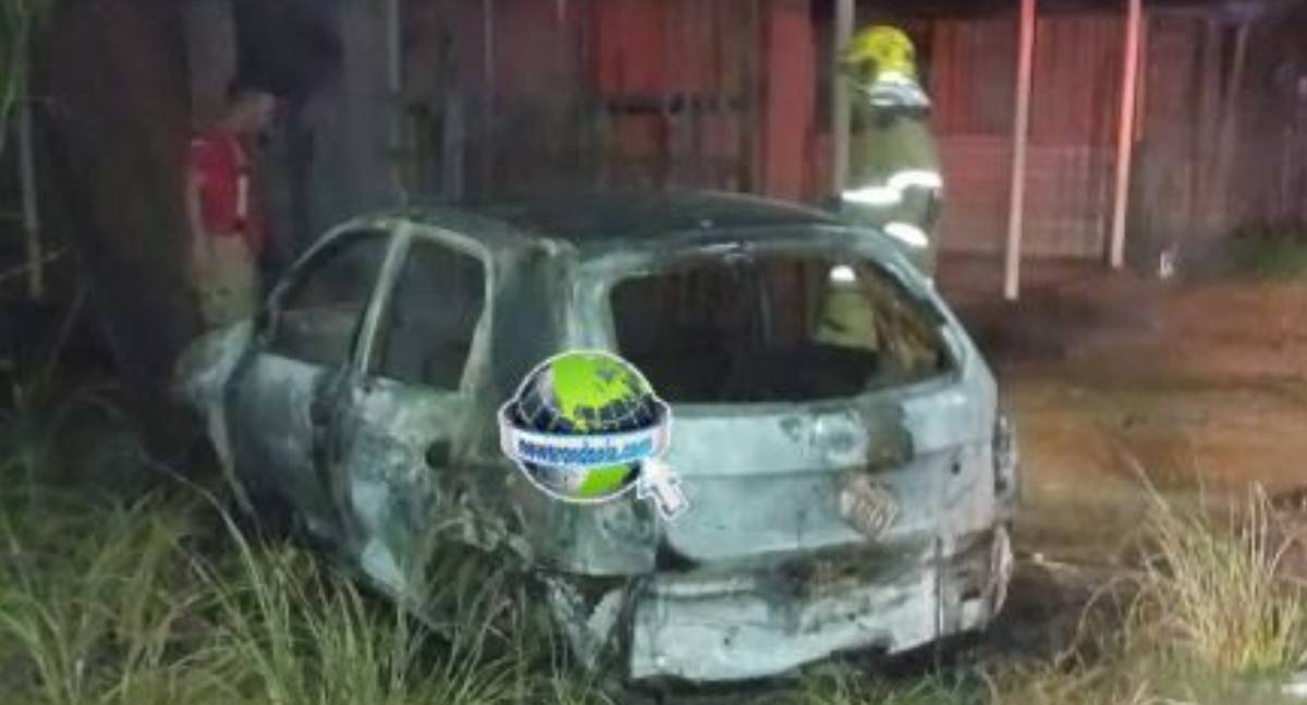 Carro é destruído por coquetel molotov na zona leste