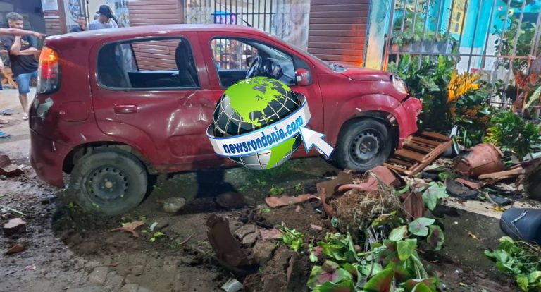 Carro invade calçada e mulher fica ferida após acidente na zona Leste