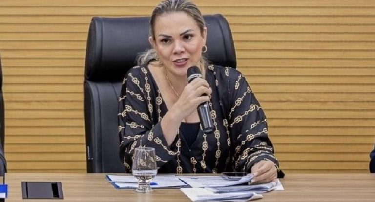 Cláudia de Jesus cobra editais com vagas para Libras