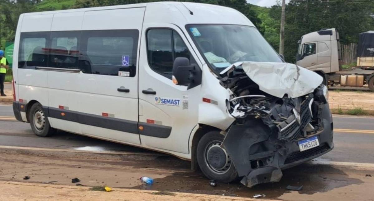 Colisão entre Hilux e van mobiliza autoridades no trevo de Jaru