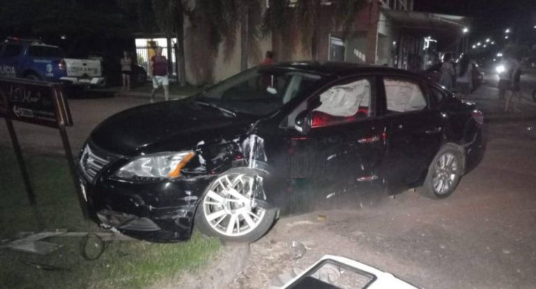 Colisão entre Nissan e Kombi deixa um ferido no bairro Boa Esperança