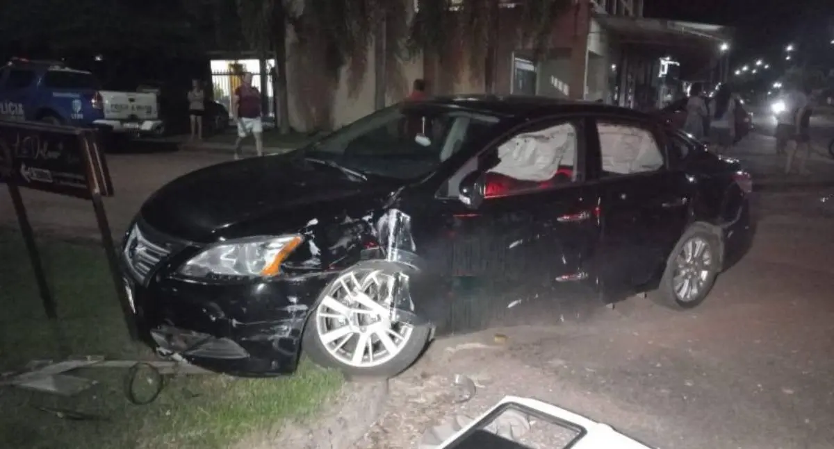 Colisão entre Nissan e Kombi deixa um ferido no bairro Boa Esperança