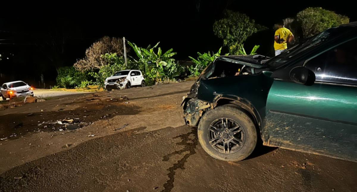 Colisão frontal entre Mobi e Corsa deixa um motorista ferido no Setor 06