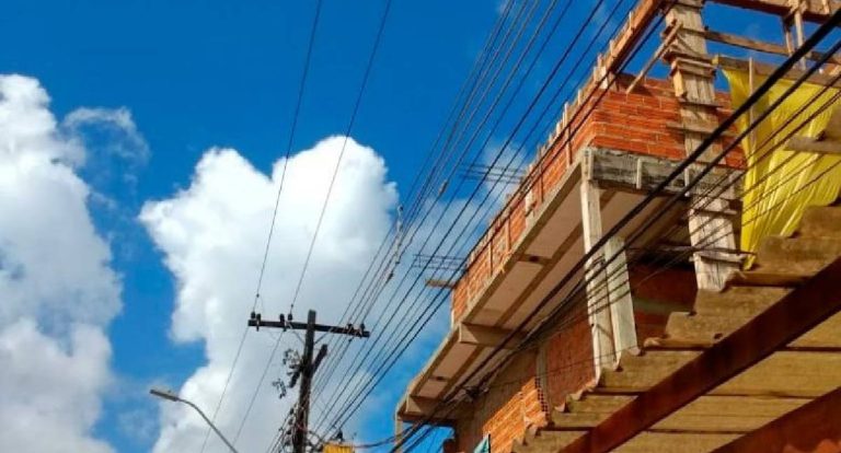 Construção civil lidera risco de choques elétricos em obras