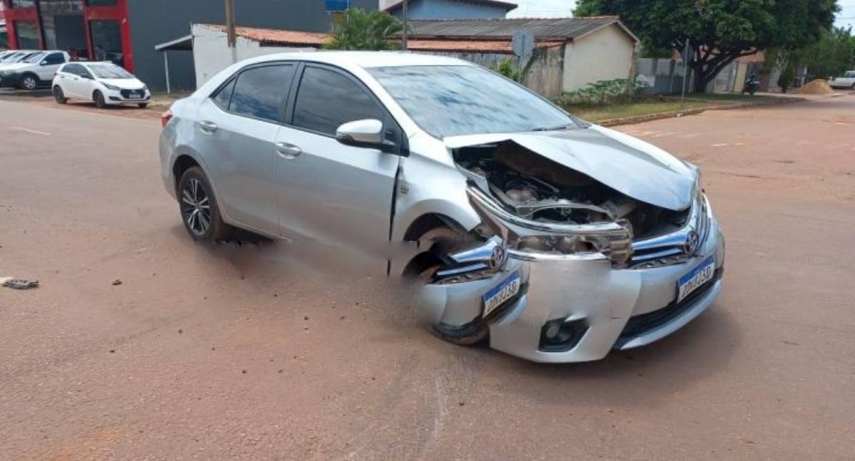 Cruzamento é cenário de colisão entre dois carros em Rolim de Moura