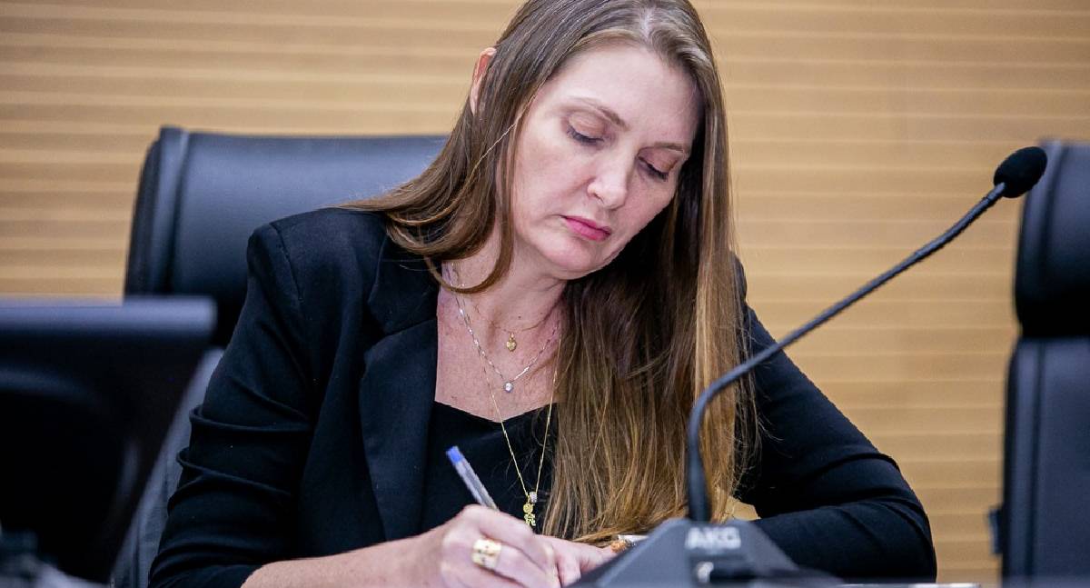 Deputada Lebrinha garante quadra para escola de Guajará-Mirim