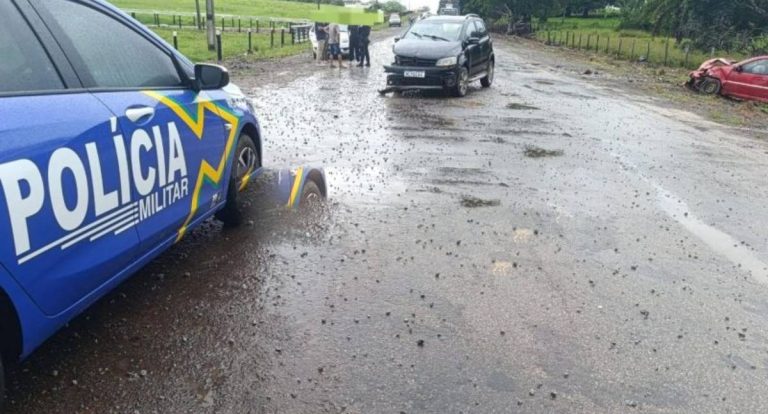 Derramamento de brita provoca colisão na RO-383