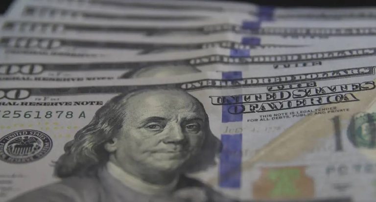 Dólar recua para R$ 5,40 e bolsa sobe após tensão regional